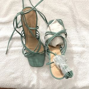 Beautiful tie around ankle by fashion nova sandals